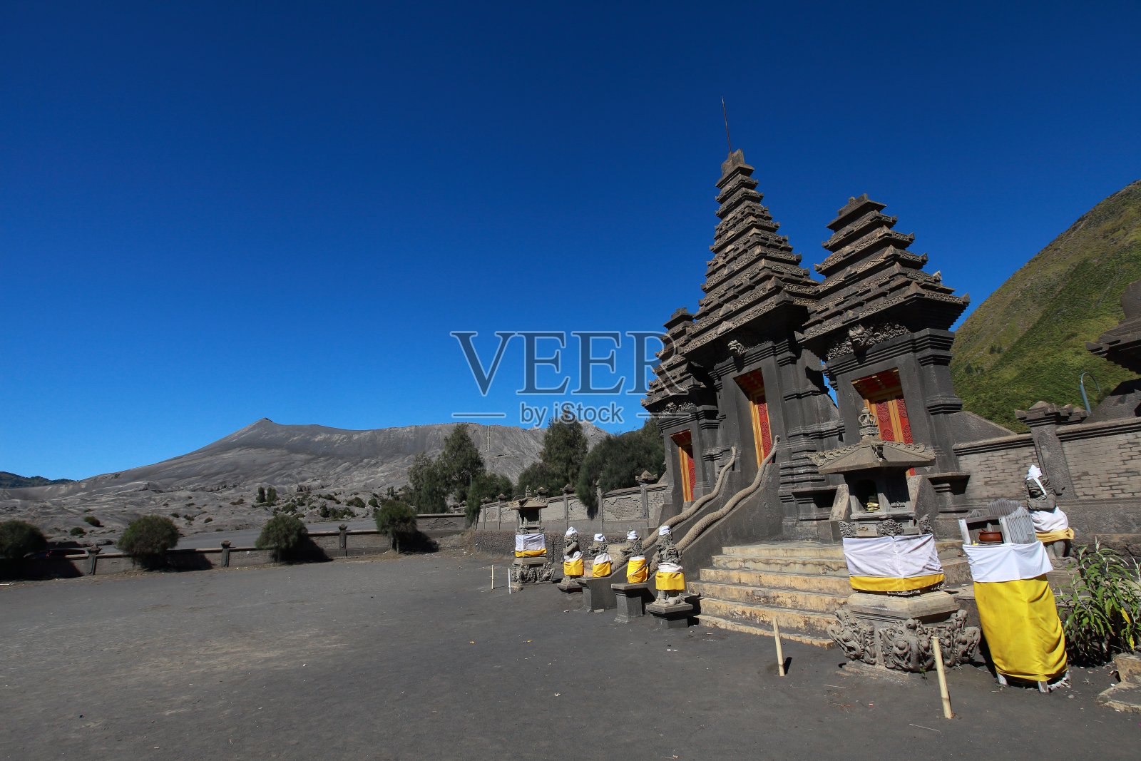 来自Bromo Tengger semu国家公园的Bromo火山口的Candi Bentar寺庙，印度尼西亚东爪哇‎照片摄影图片