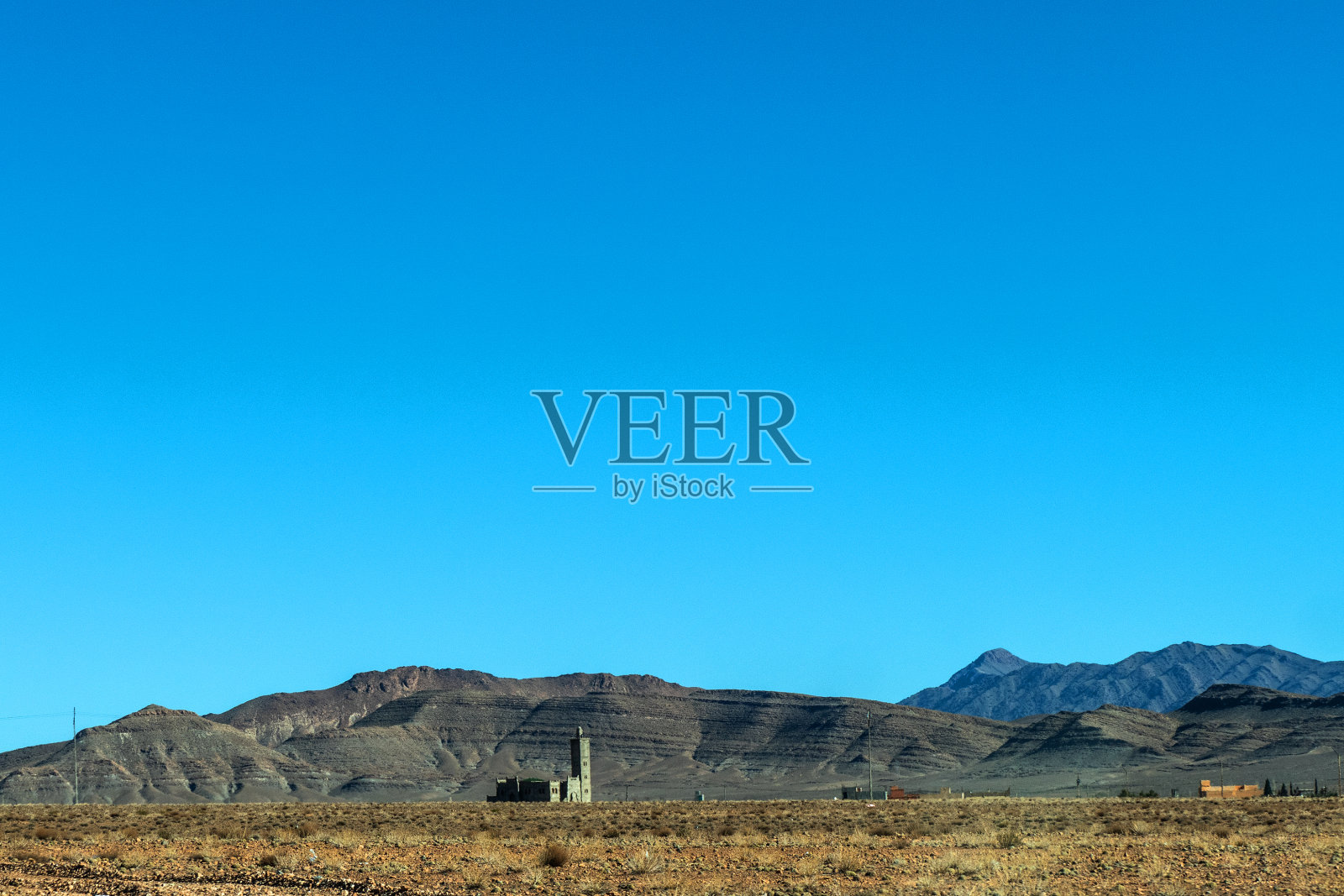 山景与远处的清真寺在高阿特拉斯，摩洛哥照片摄影图片