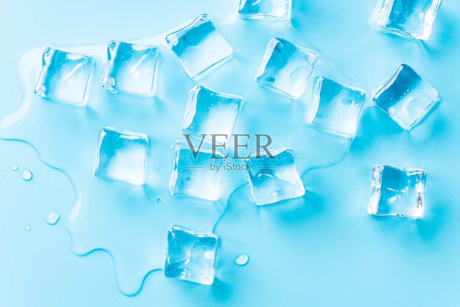 蓝色背景上的冰块照片摄影图片