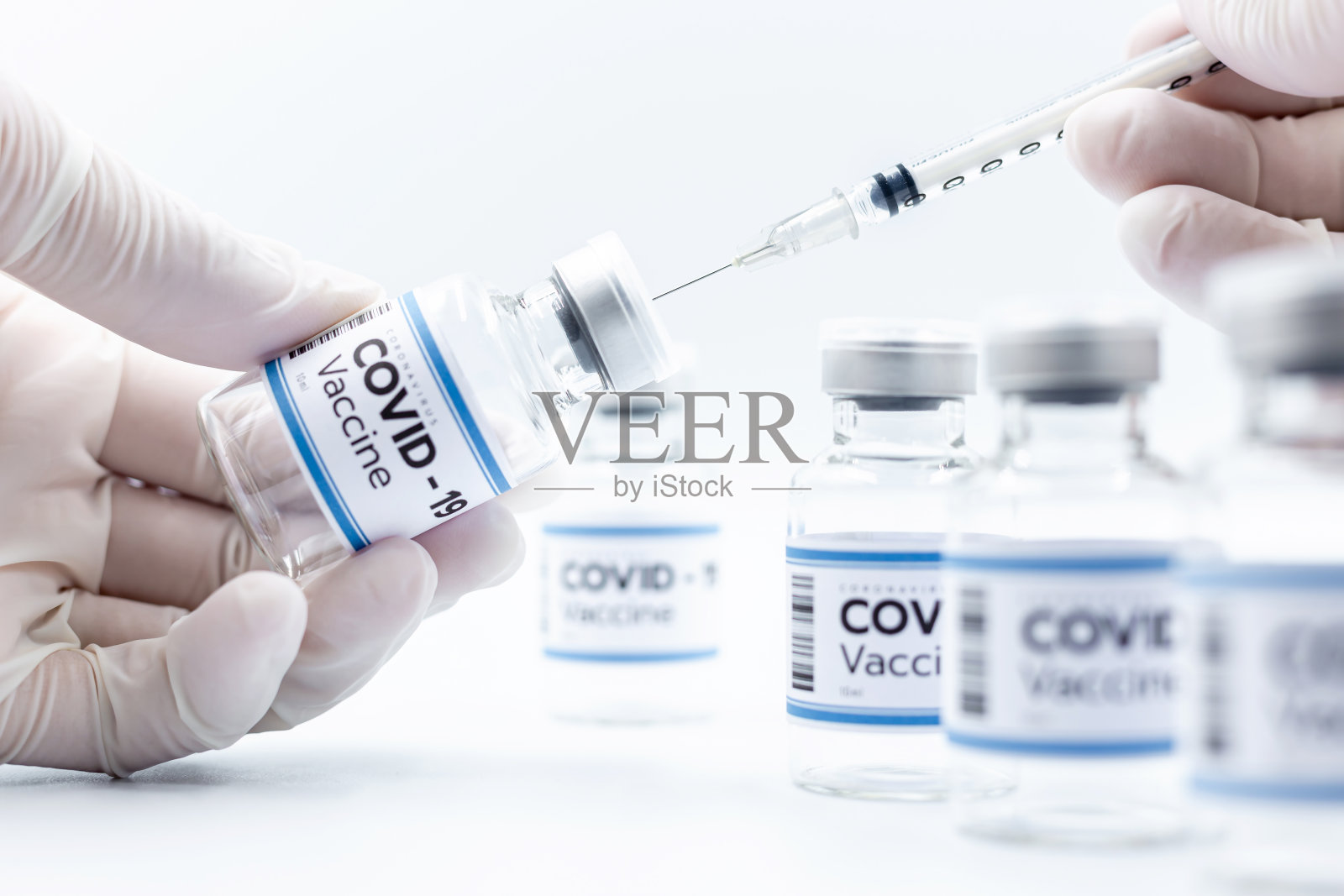 疫苗和注射器注射治疗Covid - 19冠状病毒。，用于预防、免疫和治疗，医学概念，隔离在白色背景上照片摄影图片