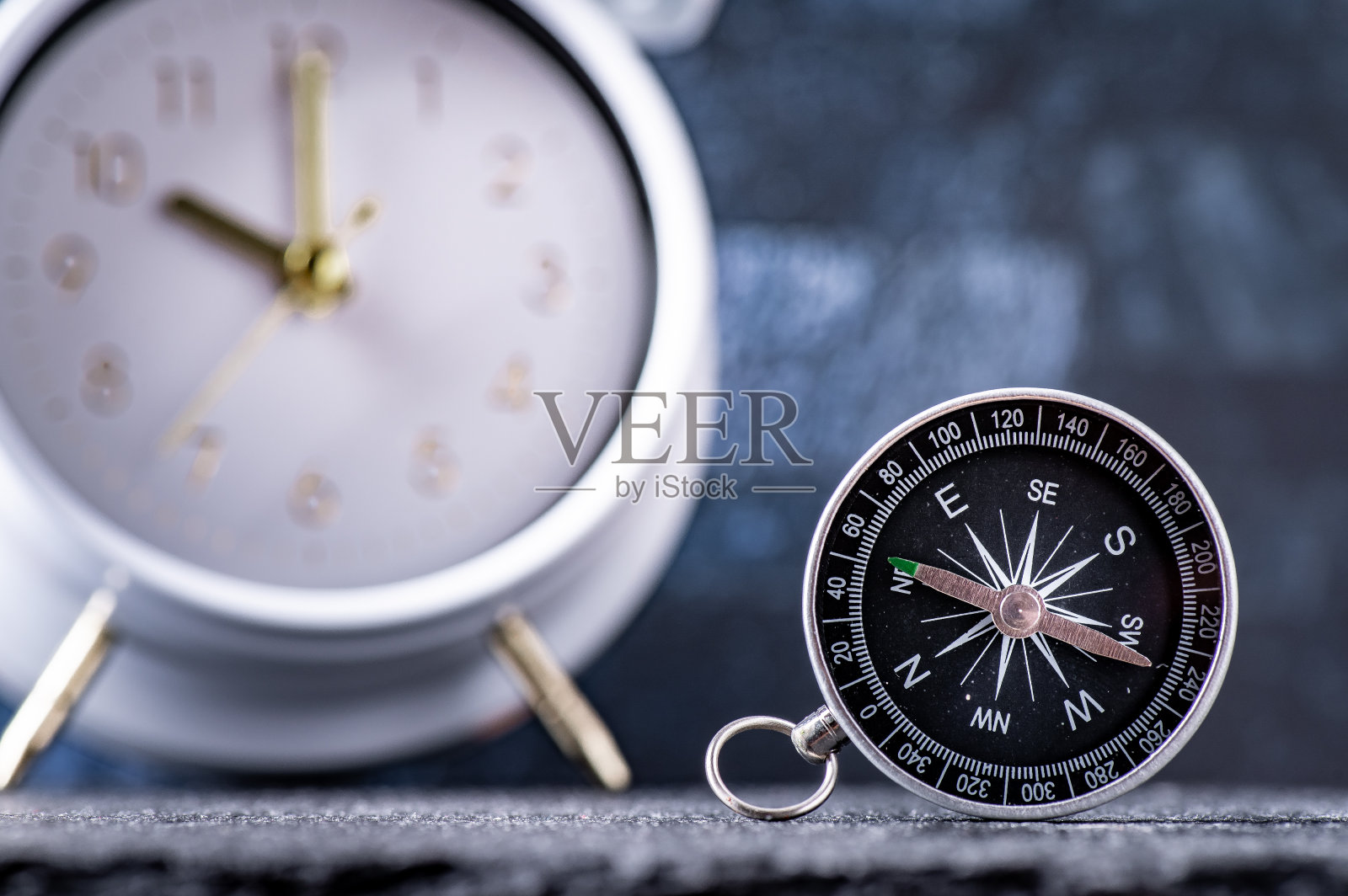 旅游规划导航概念。经典磁细节指南针浅蓝色与手表显示时间在背景照片摄影图片