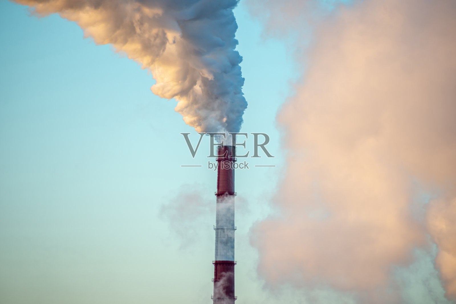 强大的工业工厂烟囱正在排放二氧化碳，污染环境照片摄影图片