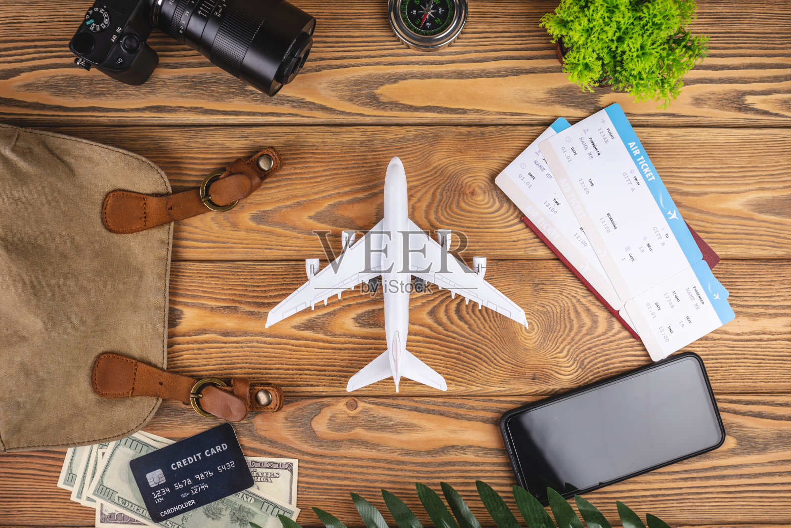 飞机旅行配件在木制背景上的布局。俯视图照片摄影图片
