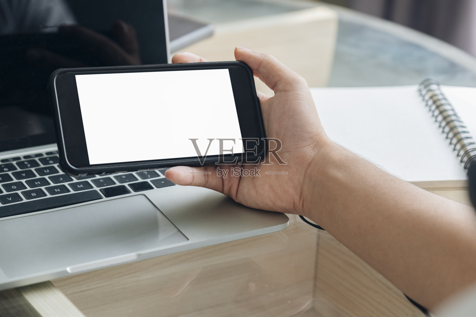 男人的手拿着智能手机的特写。照片摄影图片