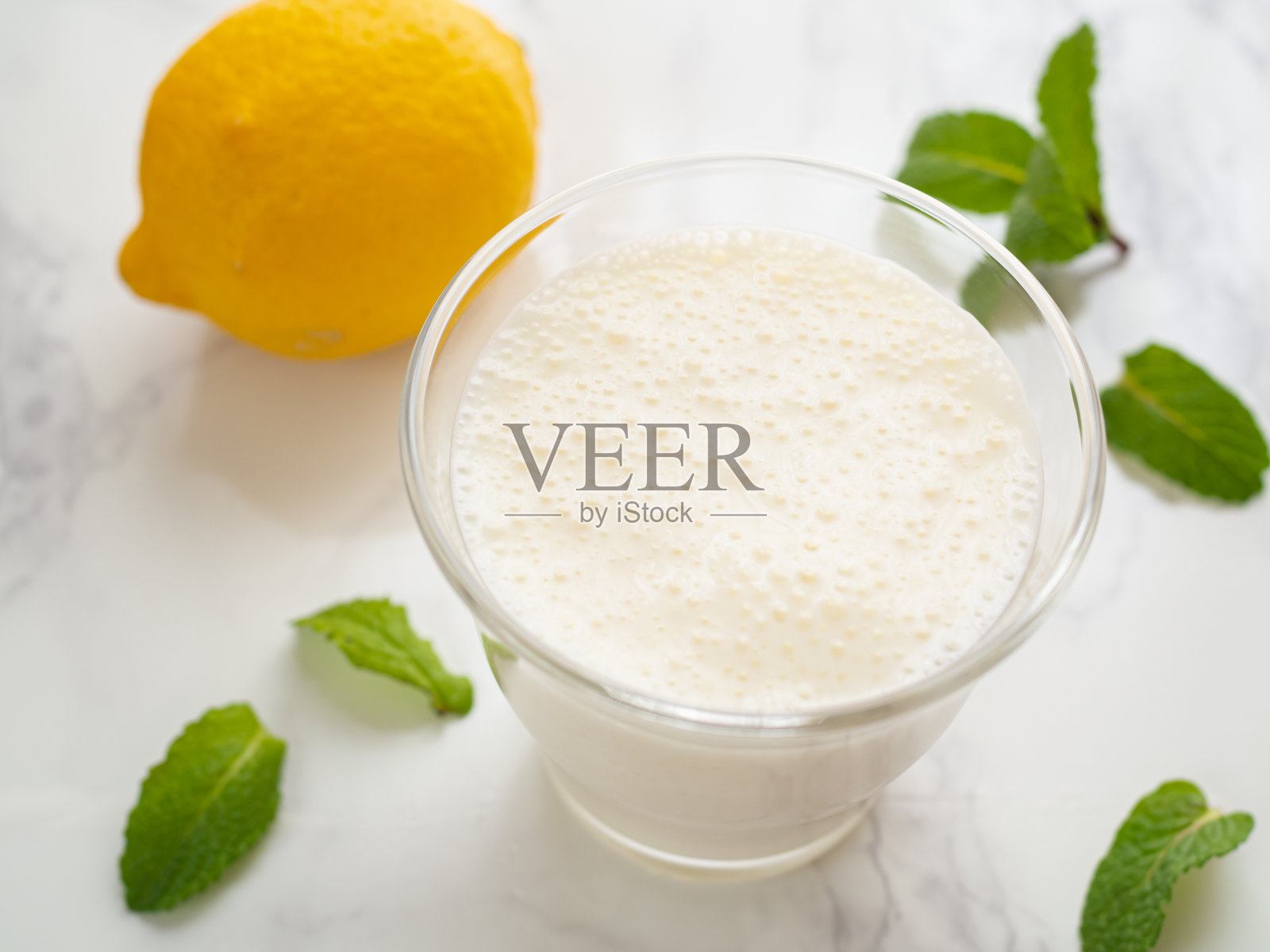 玻璃酸奶冰沙照片摄影图片