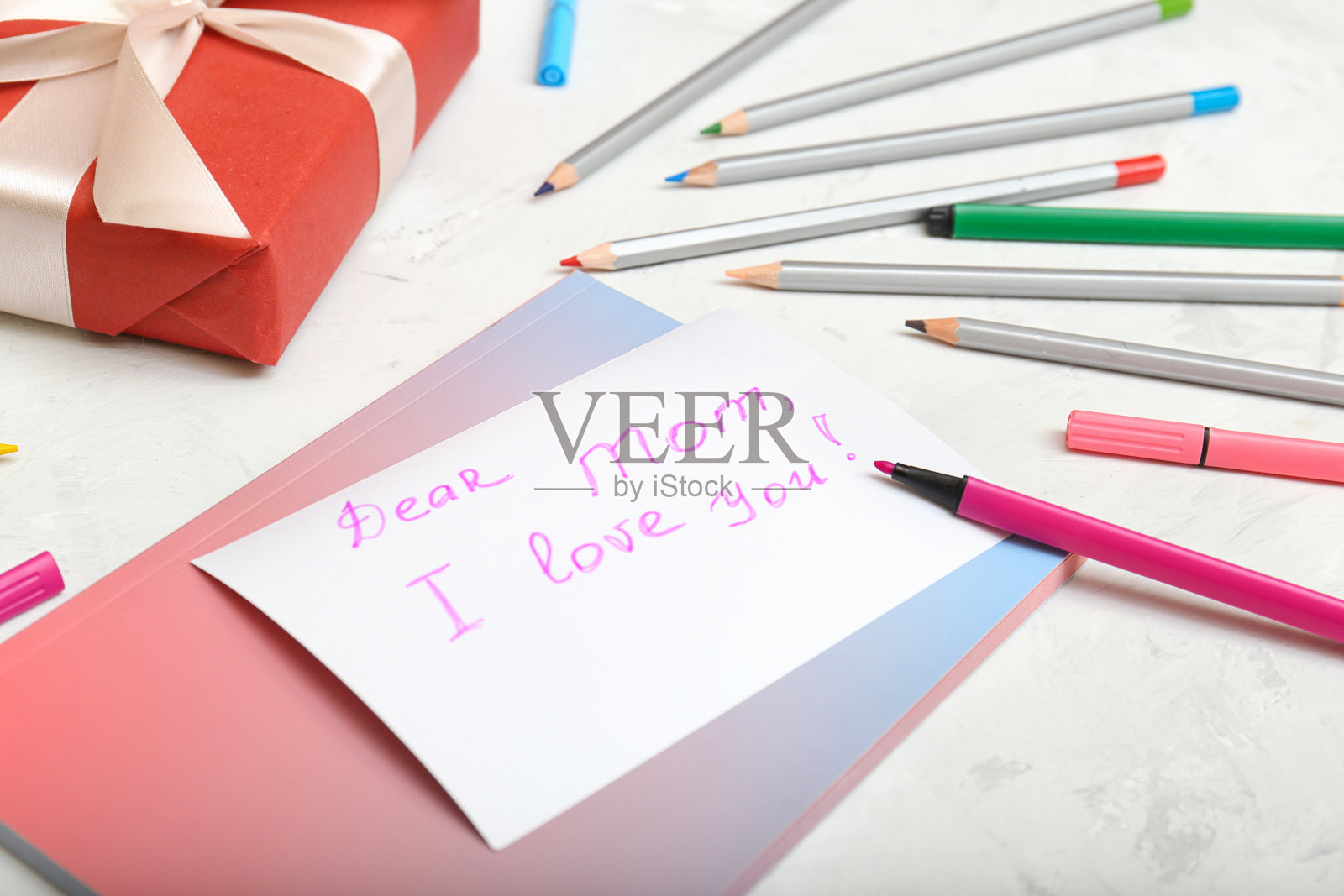 给妈妈的贺卡。来自孩子的祝贺。照片摄影图片