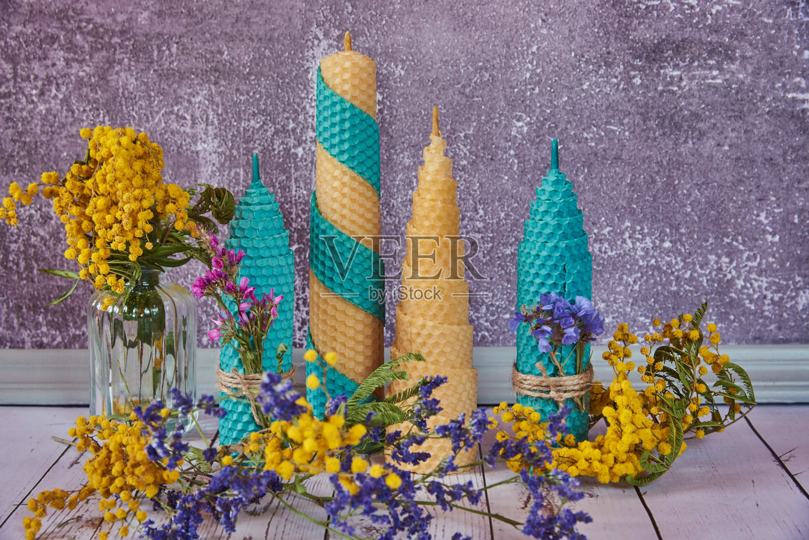 室内手工制作芬芳的蜂蜜蜡蜡烛。照片摄影图片