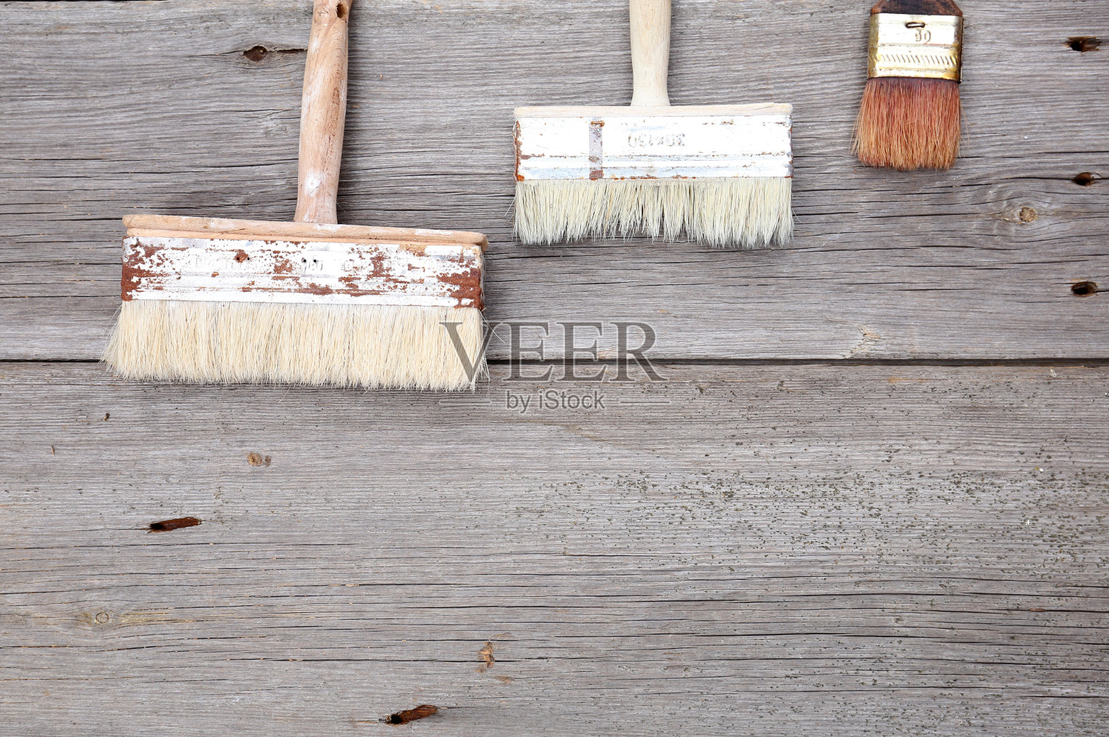 刷子在一个旧的木制背景上照片摄影图片