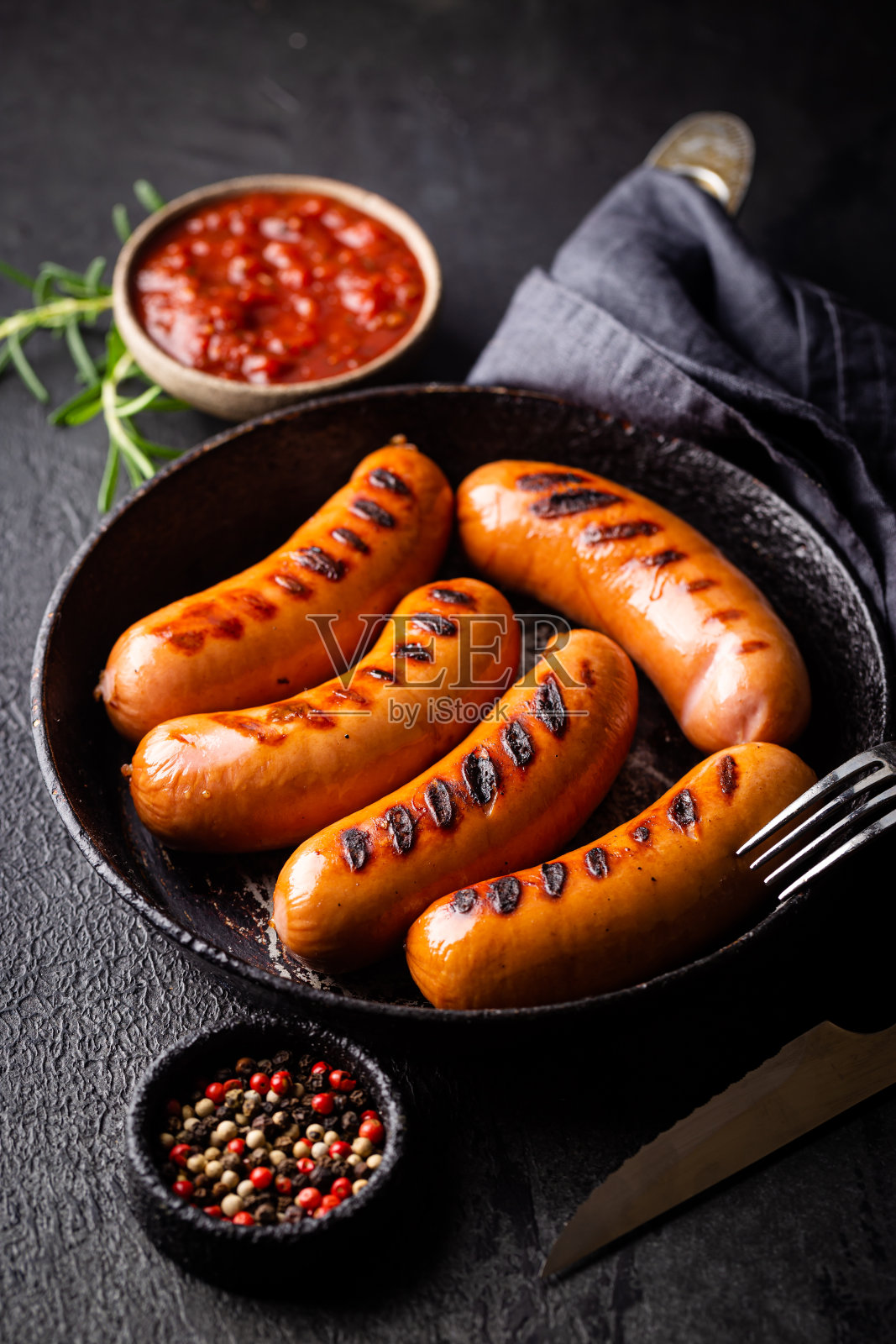炒美味的香肠照片摄影图片