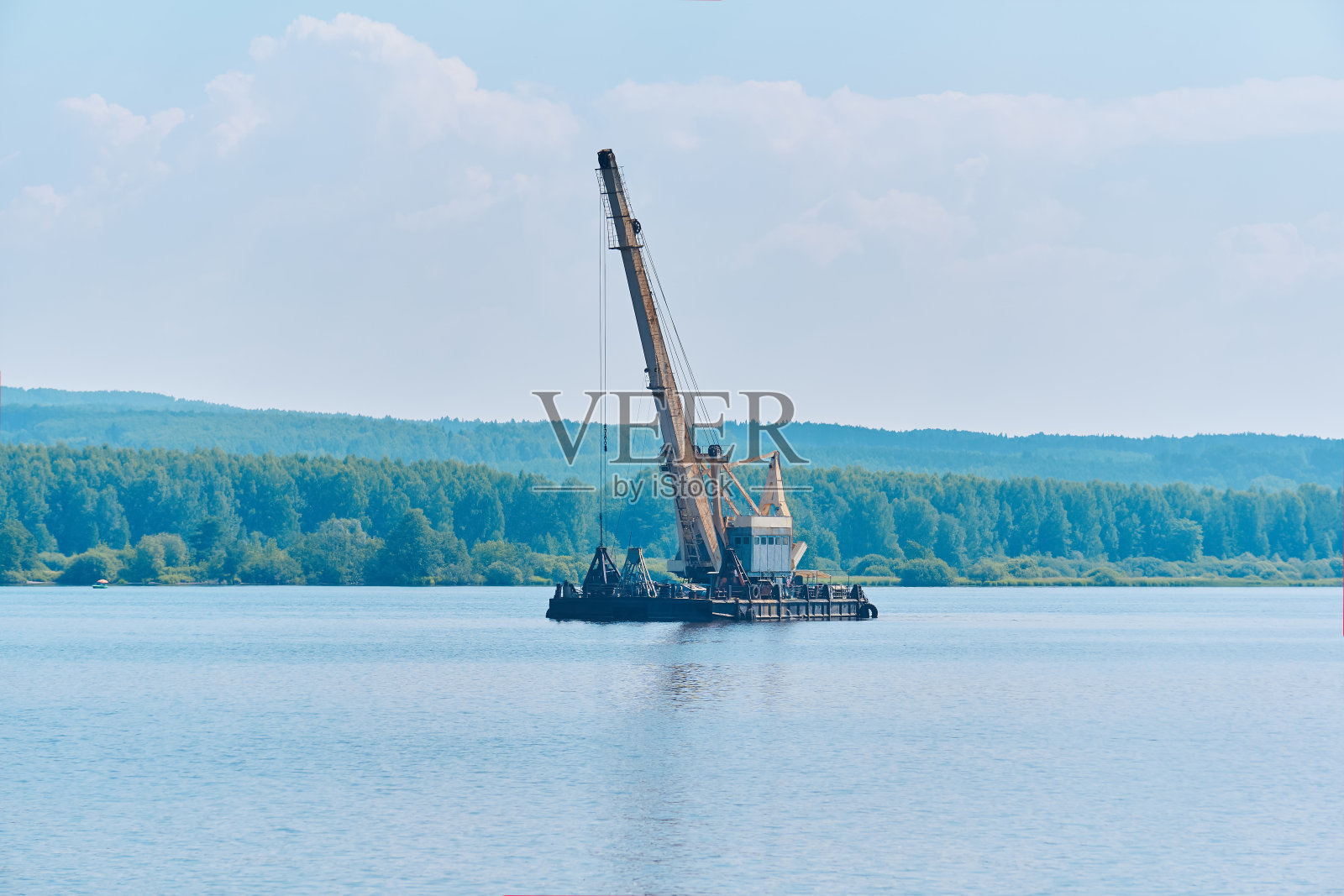 挖泥船正在努力加深这条河上的航道照片摄影图片