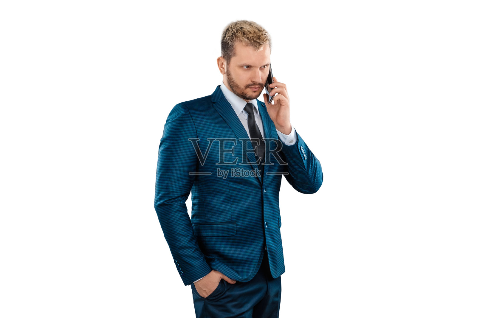 男人，一个穿着西装的商人在一个白色背景下打电话。利用互联网进行工作和交流。在线商务，重要电话，远程工作，自由职业。照片摄影图片