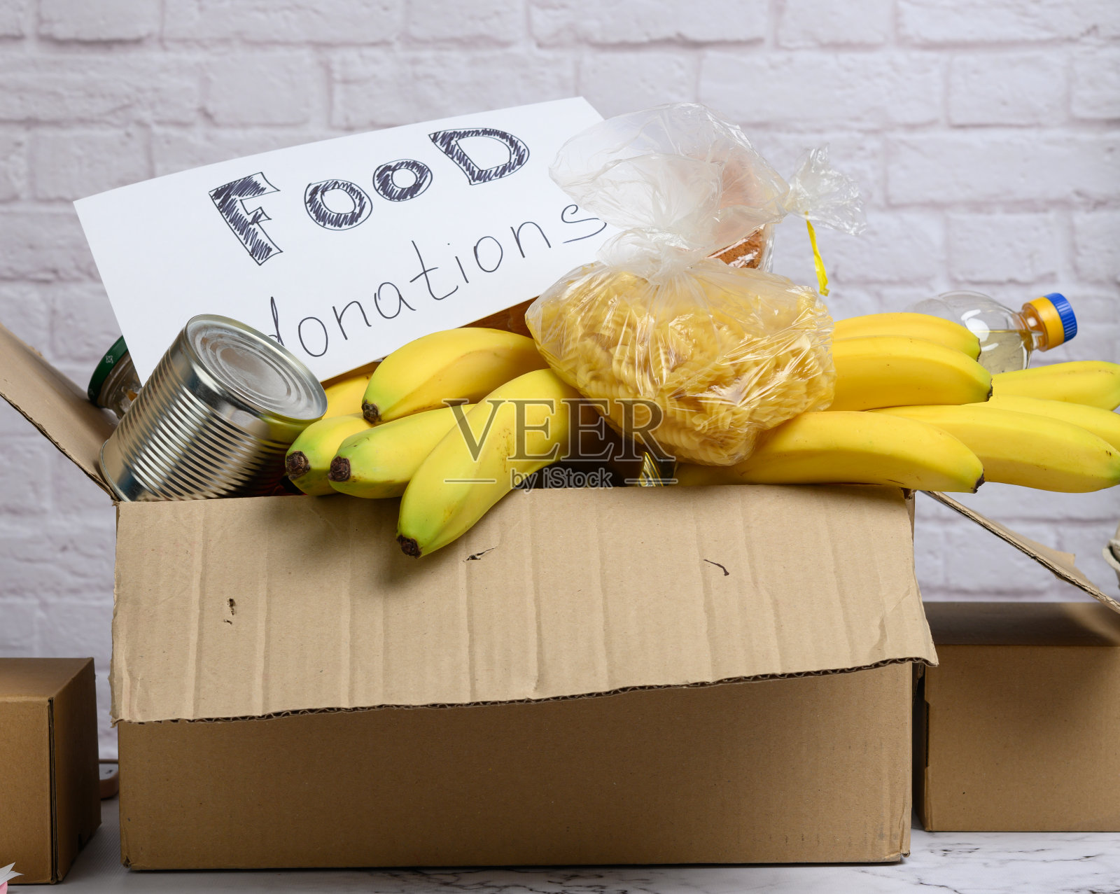 用纸箱装各种产品，水果、面食、葵花籽油装塑料瓶并保存照片摄影图片