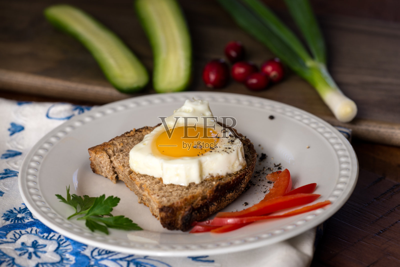 圣诞早餐有鸡蛋，面包和蔬菜照片摄影图片