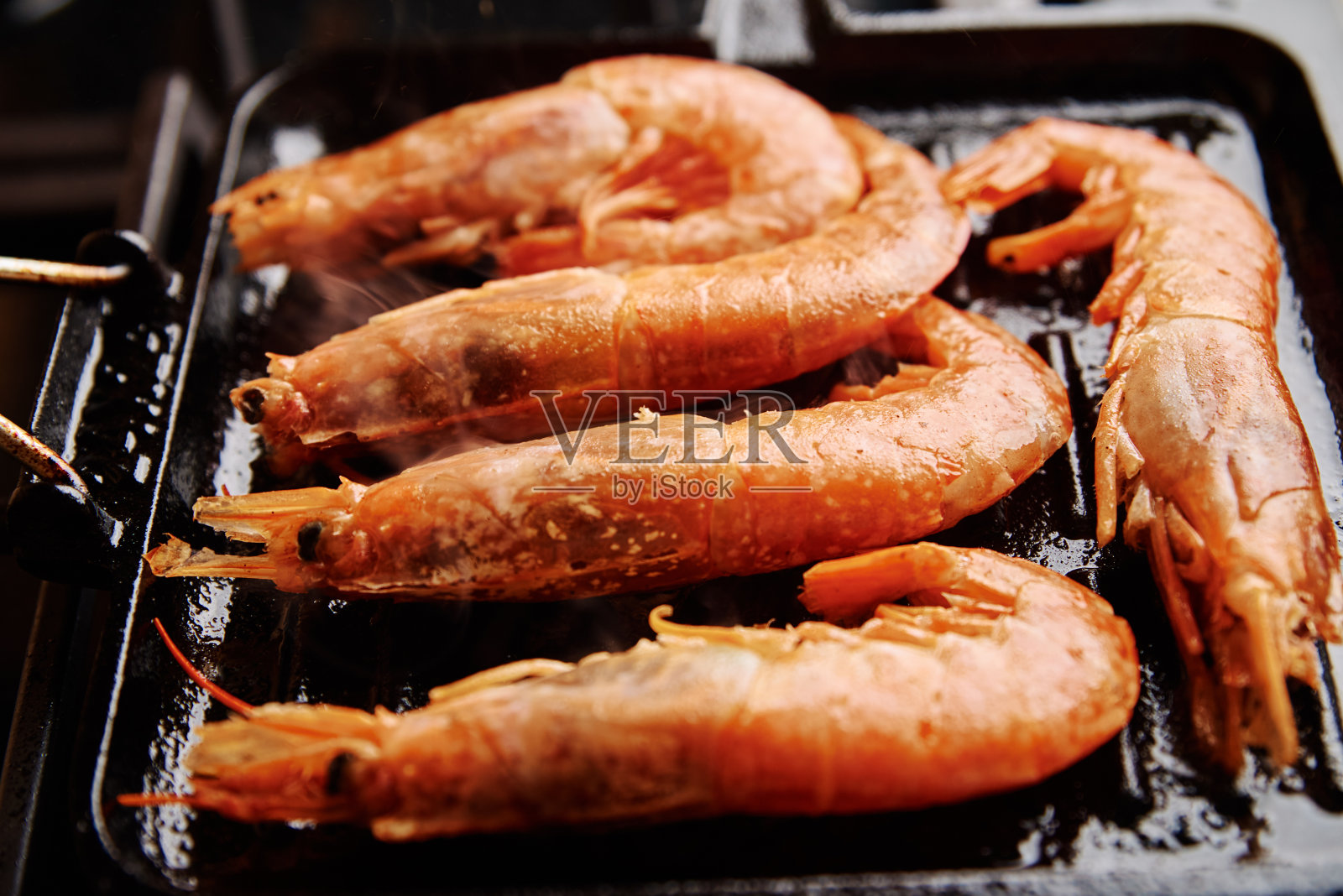 用柠檬和香料烤大虾照片摄影图片