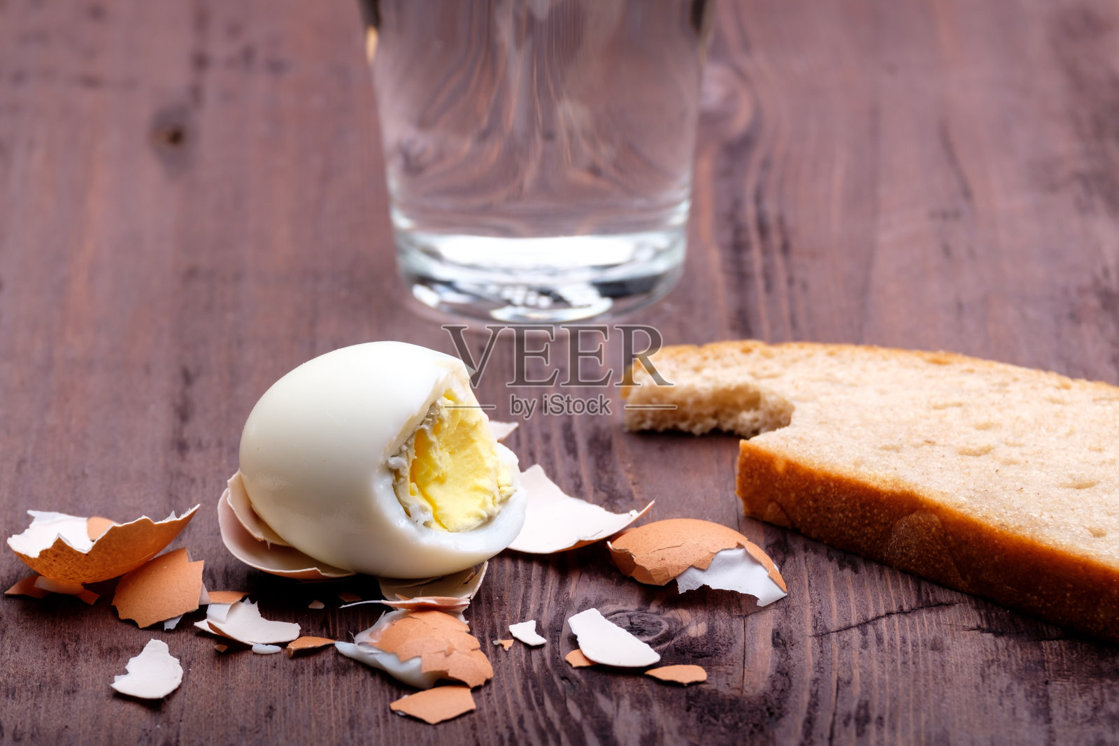 去皮鸡蛋，咬下一块面包，选择性的集中鸡蛋照片摄影图片