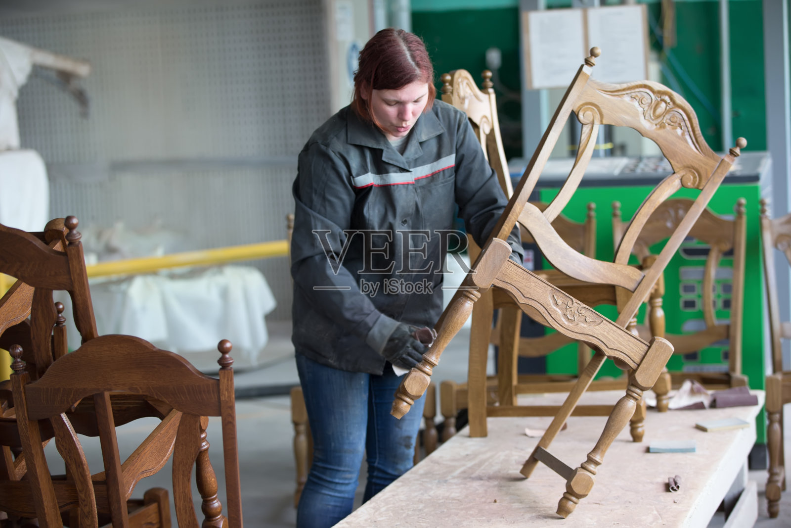 加工木材和制造椅子的工厂。在工厂工作做一把椅子。让昂贵的家具照片摄影图片