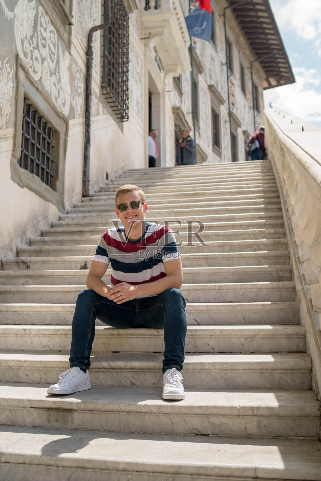 英俊的年轻人照片摄影图片