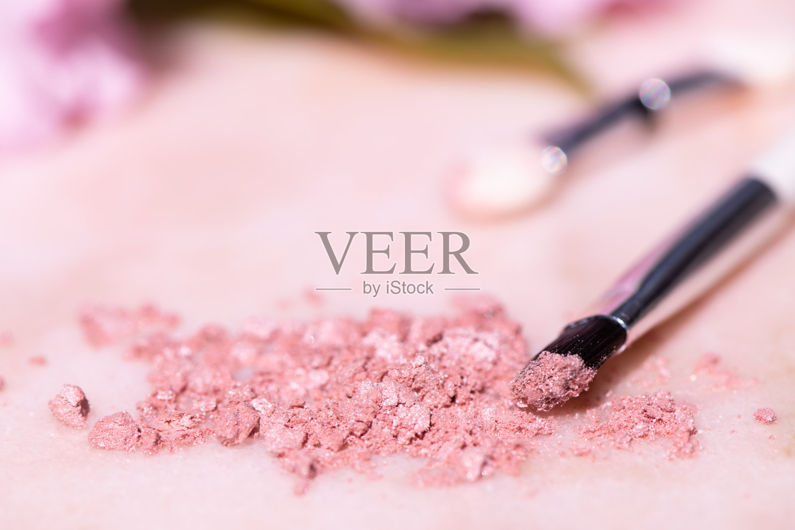 粉红色大理石背景上的化妆品照片摄影图片