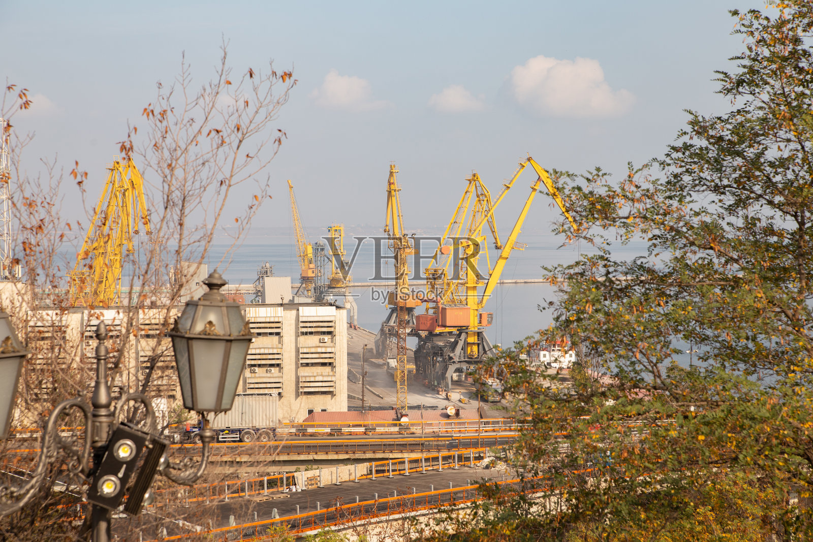 集装箱进出口物流，货港一览。港口起重机全景图。黄色的装载起重机。黑海商业港口，集装箱起重机装载。航运。照片摄影图片