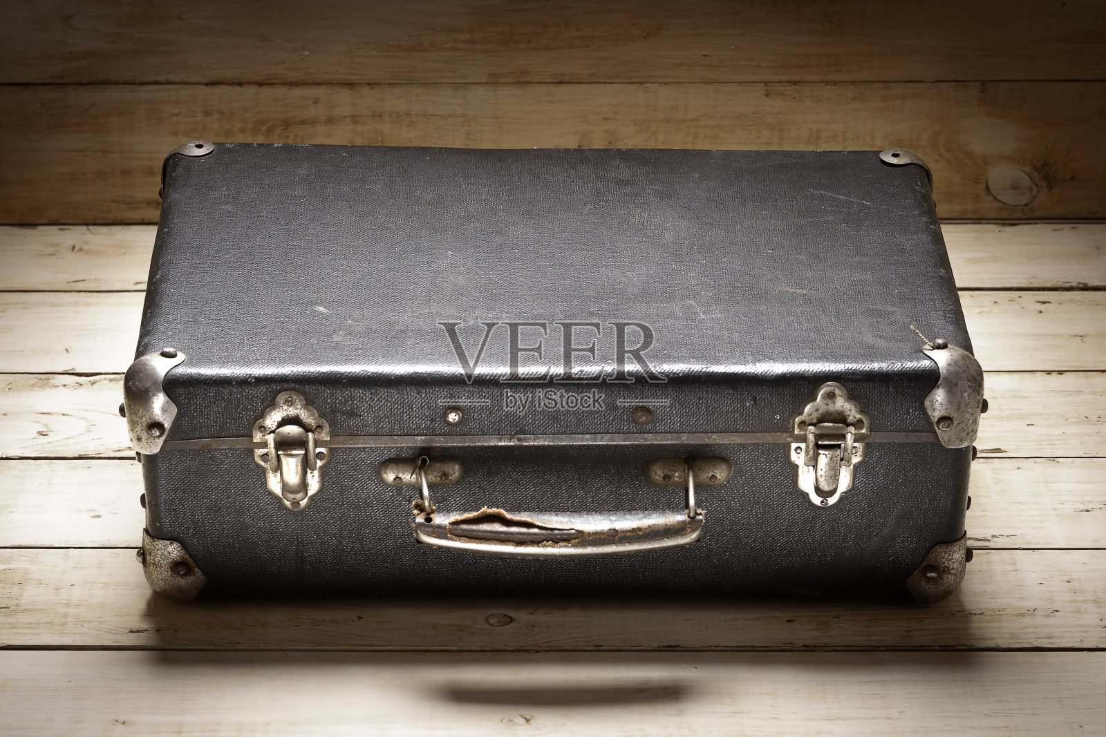 那只破旧的箱子躺在木板上照片摄影图片