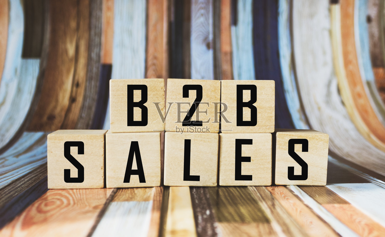 B2b销售文本以木块为孤立的彩色背景，商业和金融合作的概念照片摄影图片