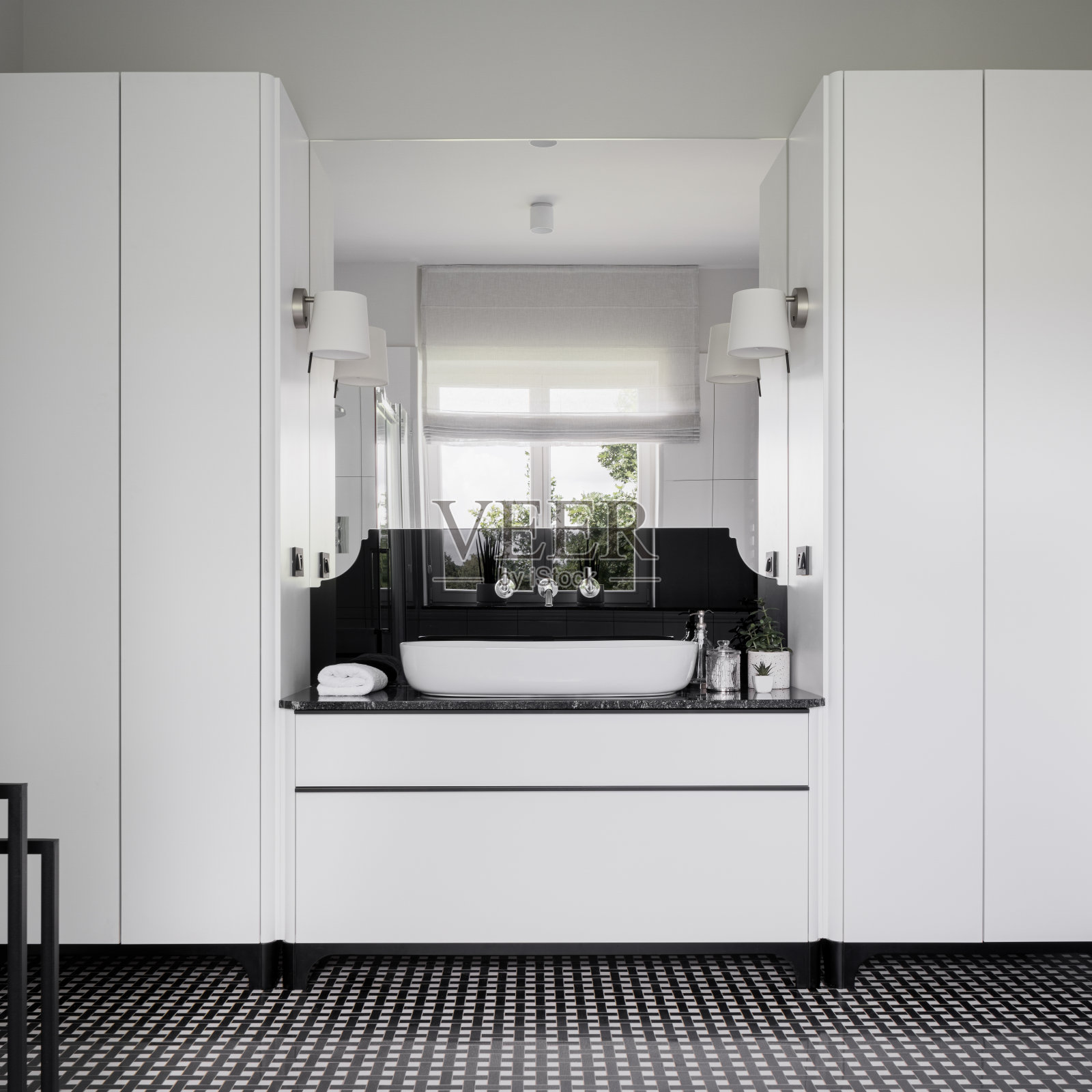 典雅的浴室，两个衣柜照片摄影图片