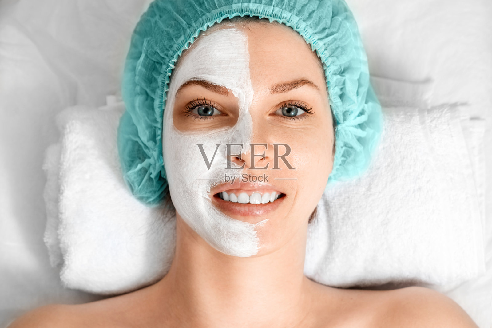 美容院里，美容师在脸上敷面膜。面部卫生概念，美容程序，皮肤护理，皮肤毛孔清洁，五金美容。照片摄影图片