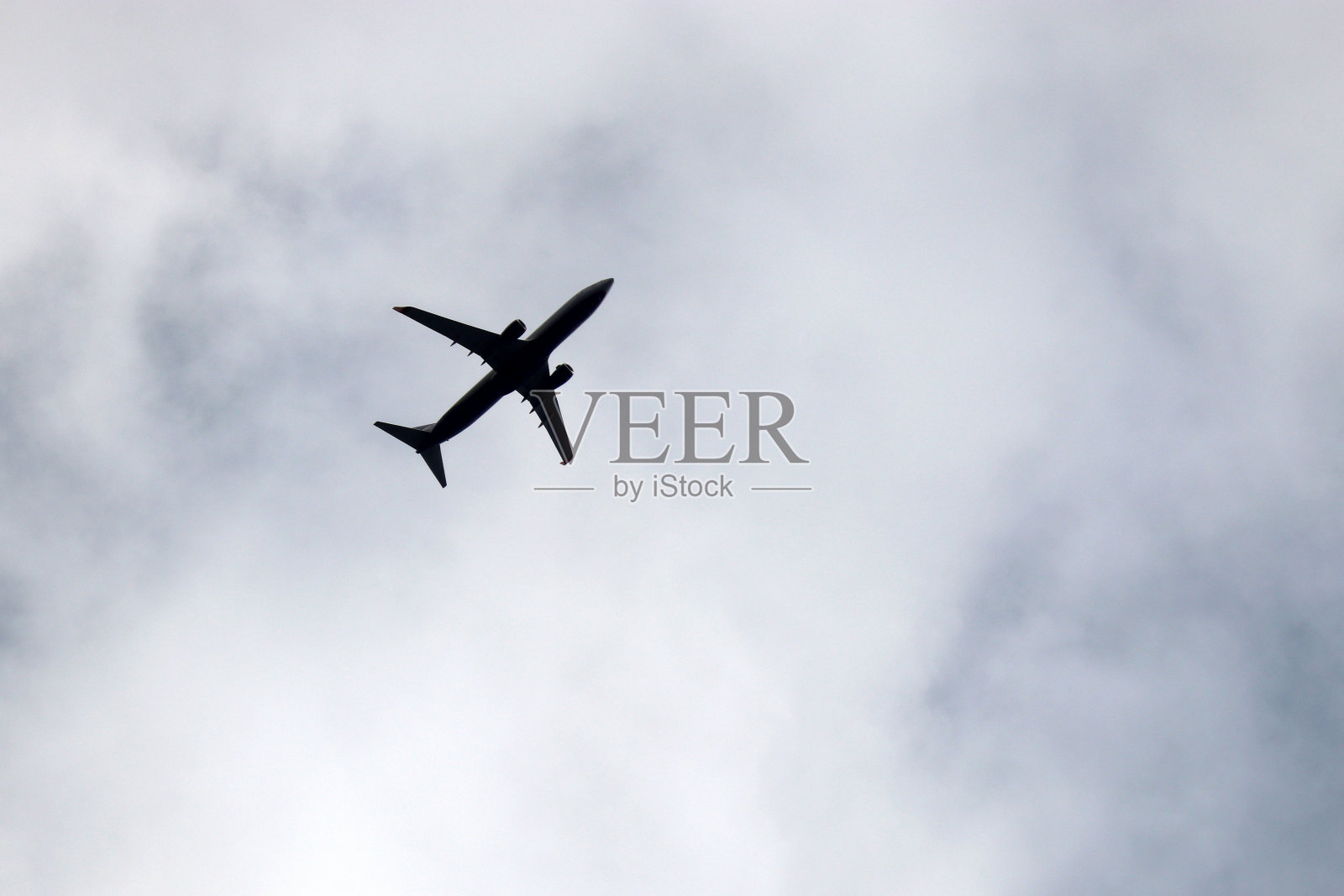 蓝天白云中飞机的剪影照片摄影图片