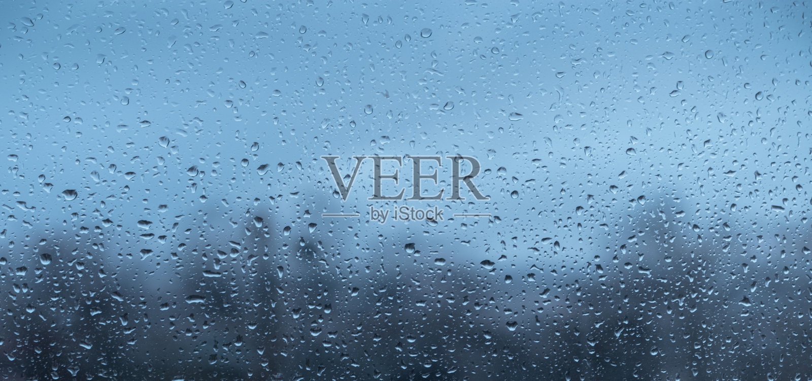 雨点落在窗玻璃上，秋天的季节照片摄影图片