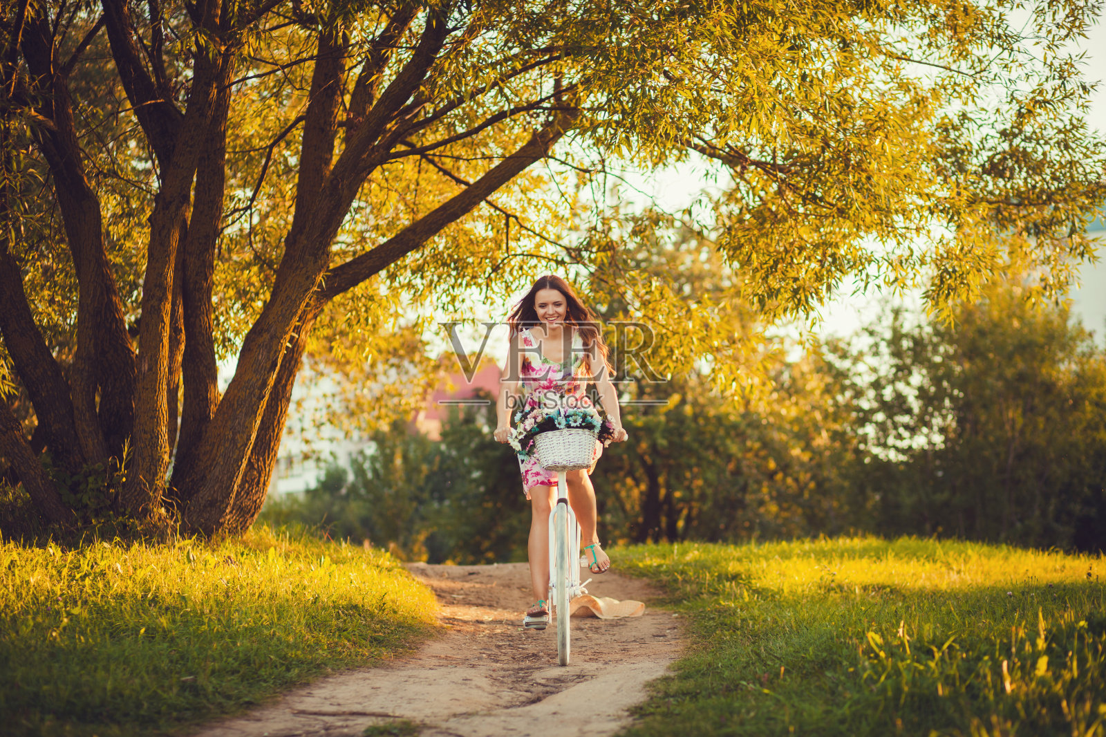 快乐的女人骑着自行车照片摄影图片