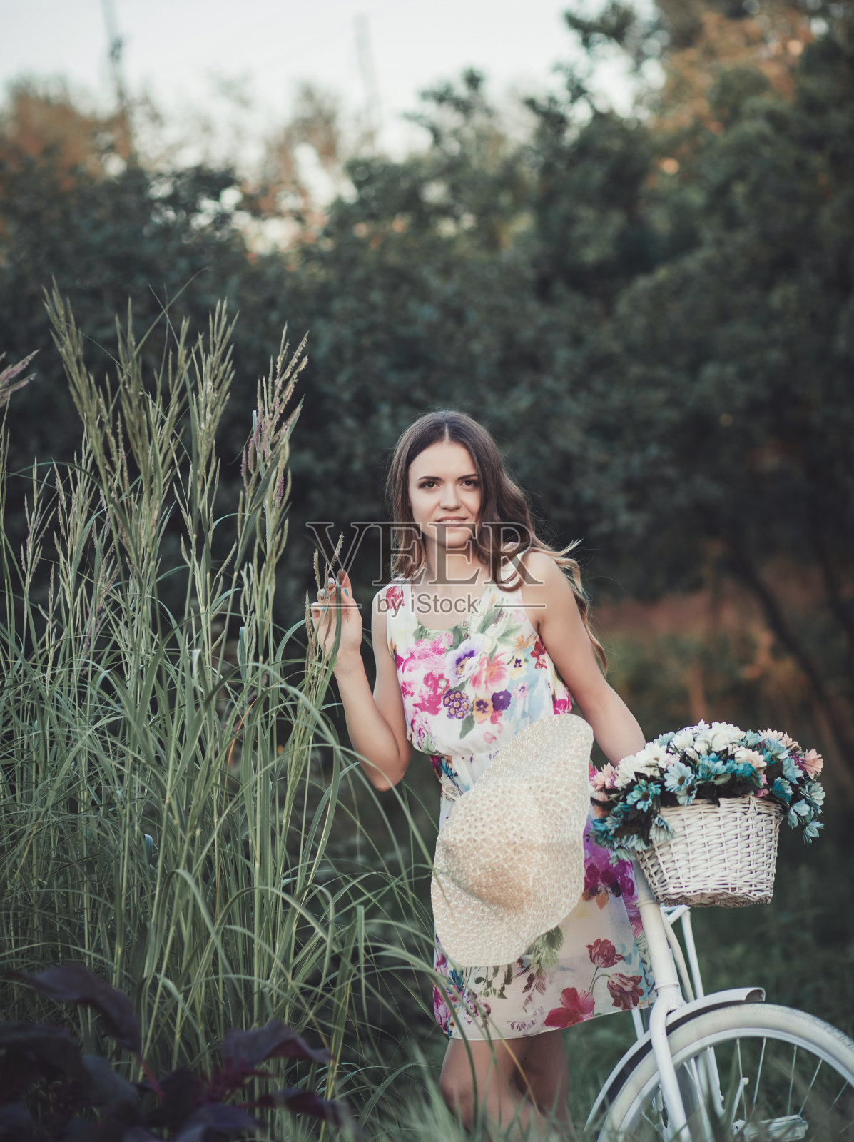 女孩穿着裙子和帽子骑着复古自行车照片摄影图片