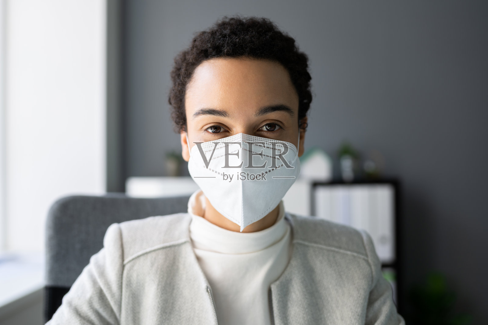 戴医用口罩的非洲裔美国妇女照片摄影图片