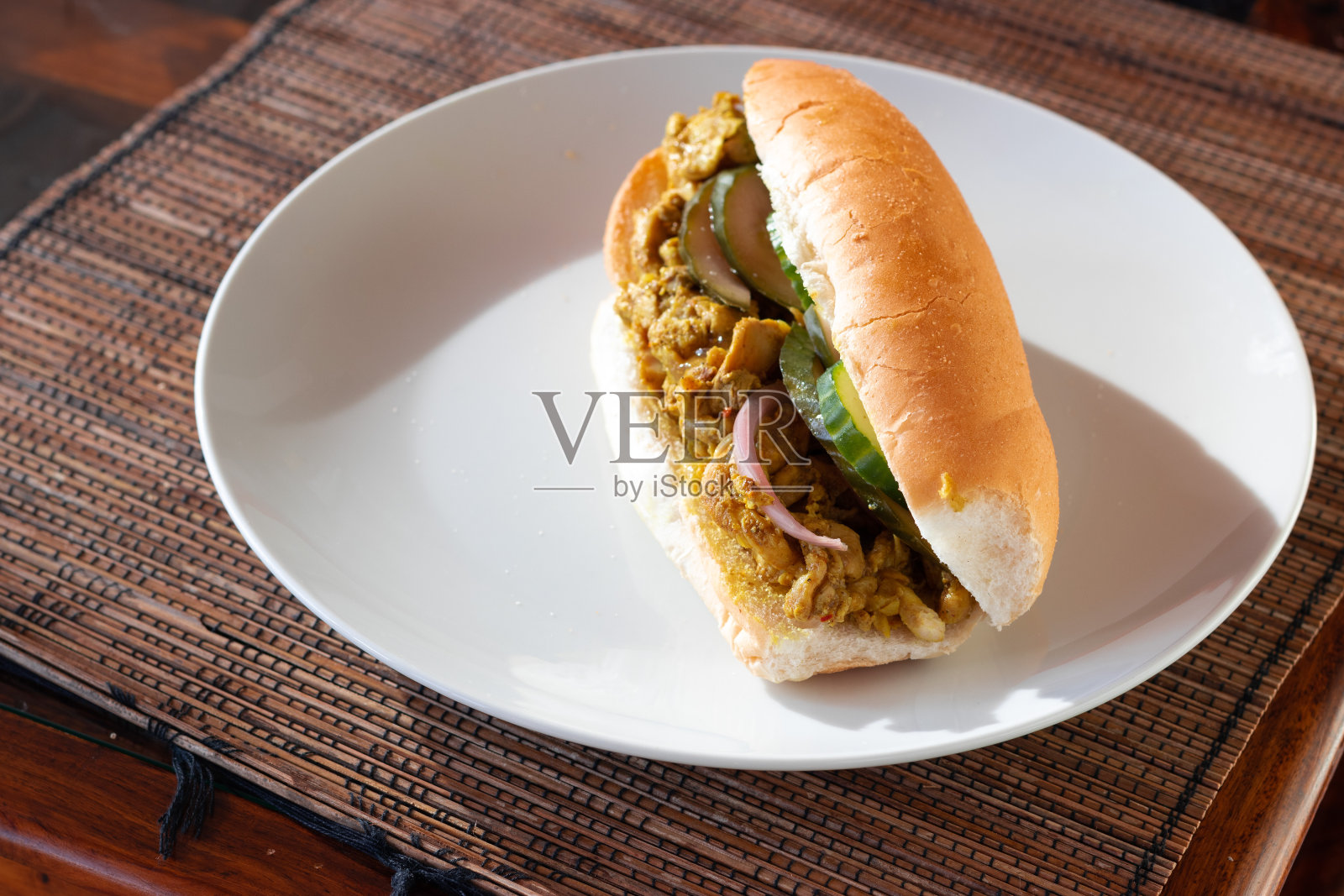 咖喱鸡肉三明治装在盘子里照片摄影图片