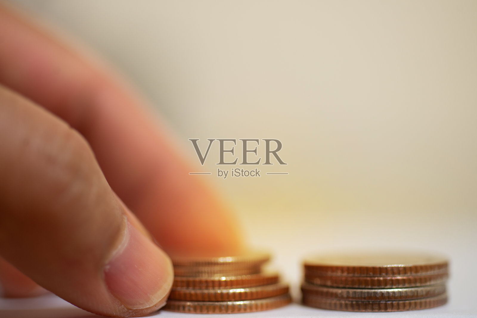 手拿硬币在省钱理念。照片摄影图片