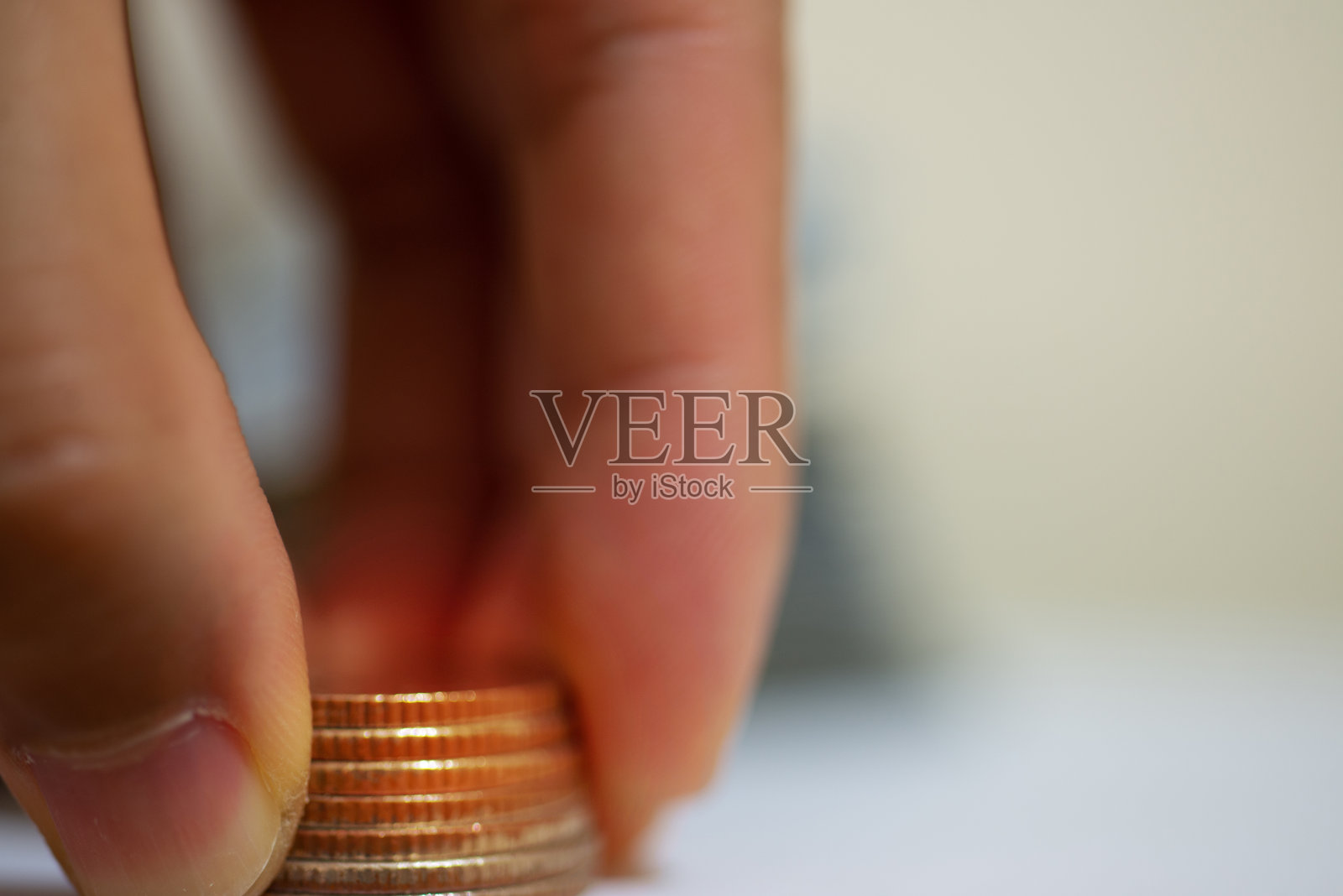 手拿硬币在省钱理念。照片摄影图片