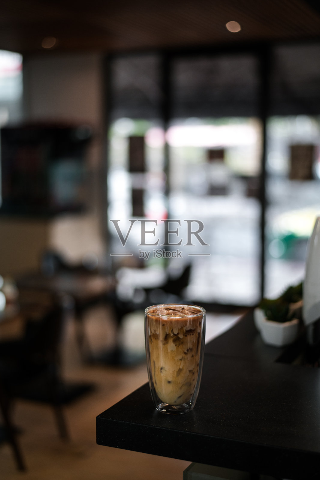 桌上有一杯咖啡照片摄影图片