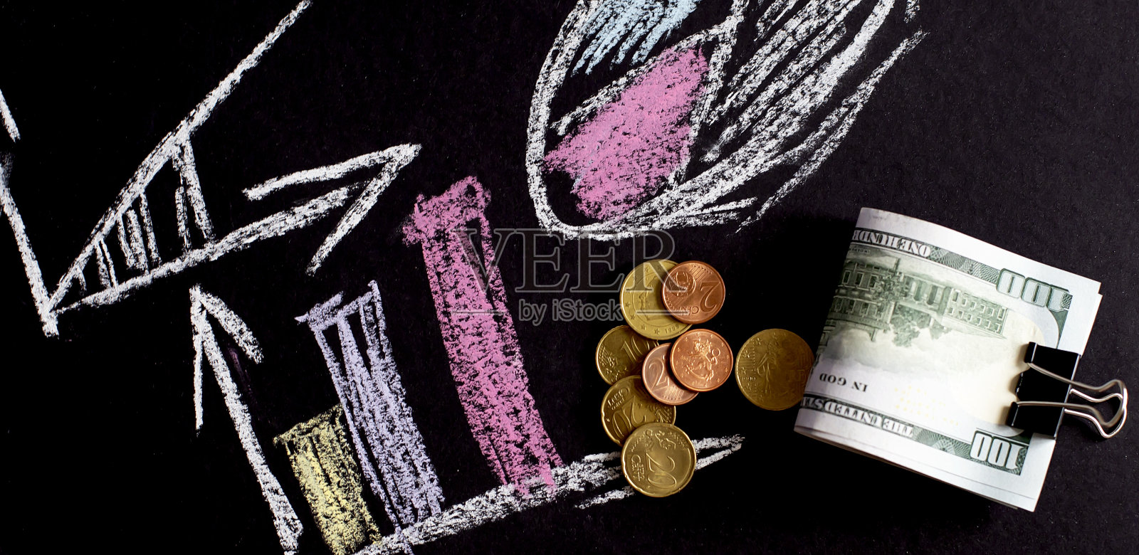 营销策略概念用美元和硬币手绘在黑色黑板上照片摄影图片