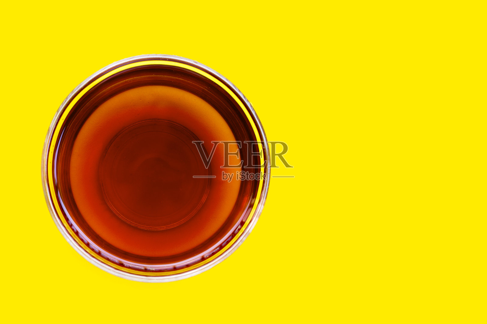 黄底玻璃碗鱼露照片摄影图片