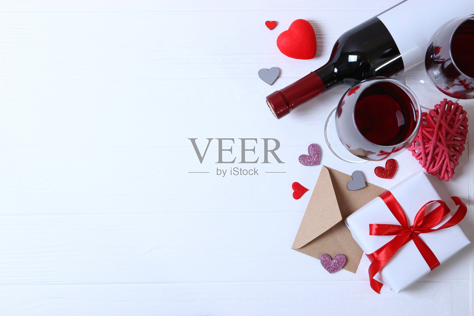 桌上有红酒和玫瑰。情人节的背景。照片摄影图片