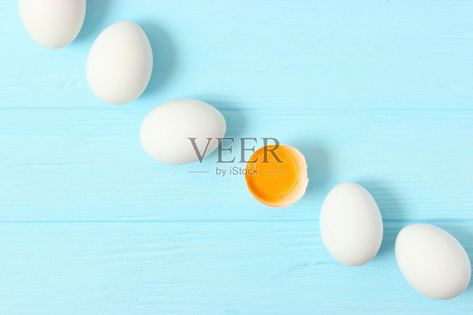 彩色背景上的鸡蛋。农产品，天然鸡蛋。照片摄影图片