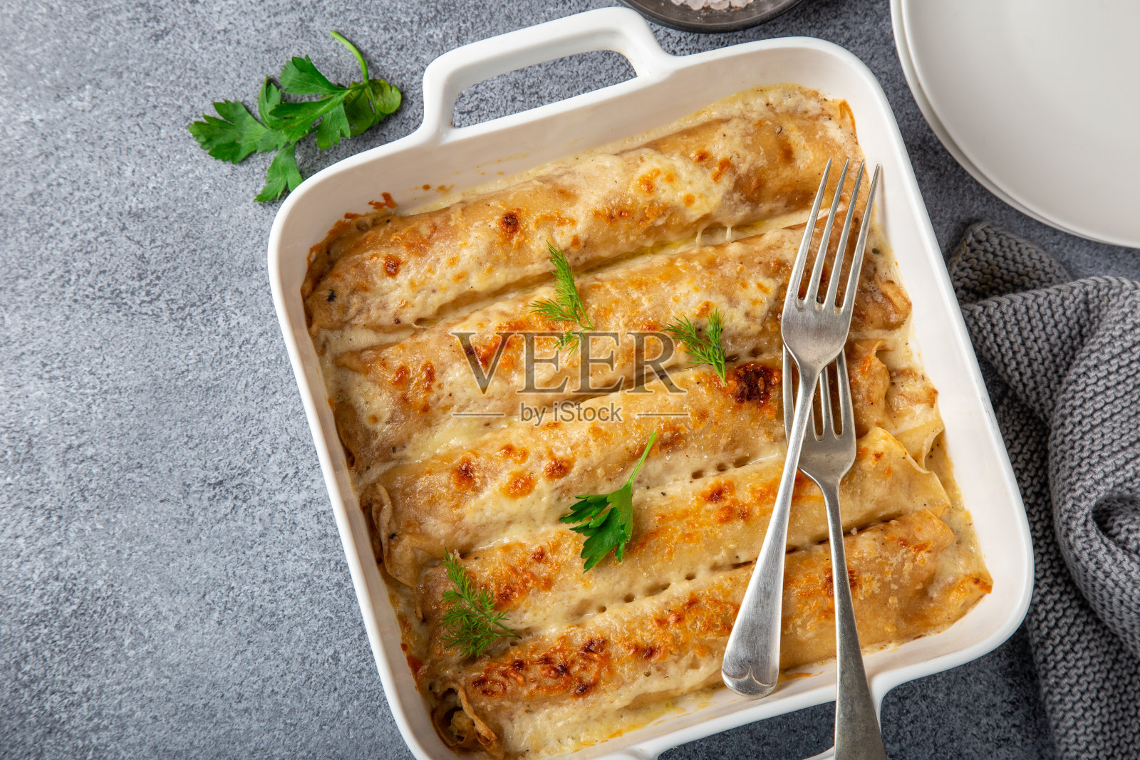 烤肉和蔬菜薄饼照片摄影图片