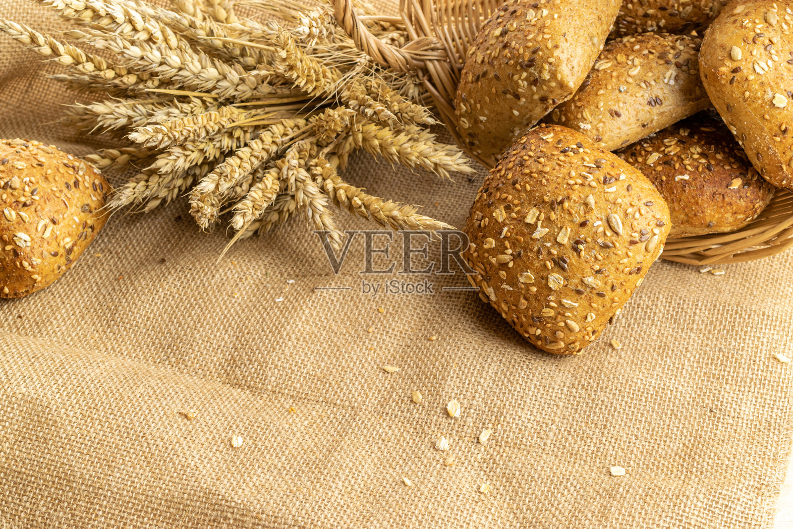 法棍面包面包。用硬面包和面包屑做的黑麦面包。在天然棉花的背景下种植小麦穗或穗的乡村传统面包的新鲜面包。概念-在家做饭。照片摄影图片