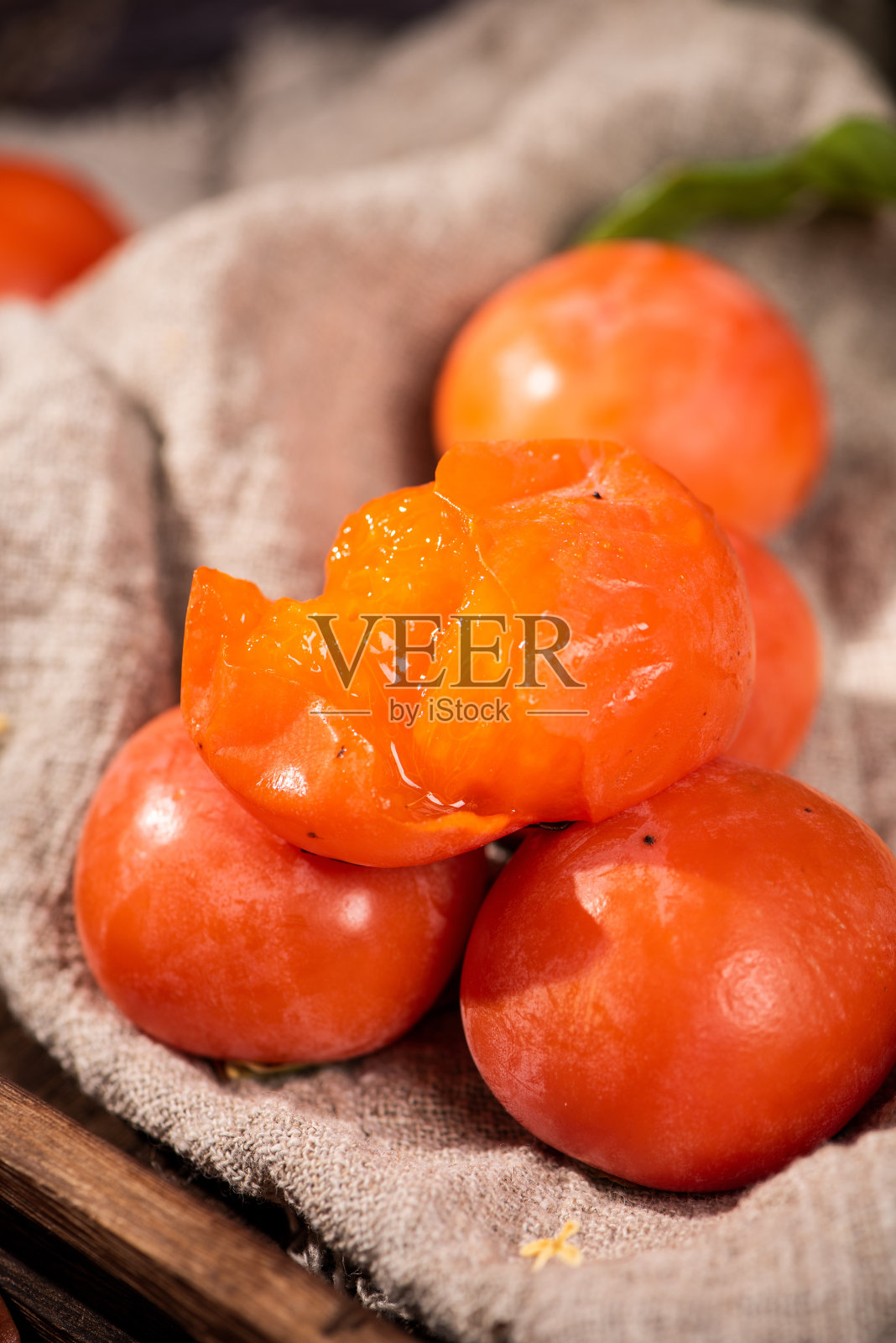 片柿子。成熟的橘子柿子。新鲜卡其的特写照片摄影图片