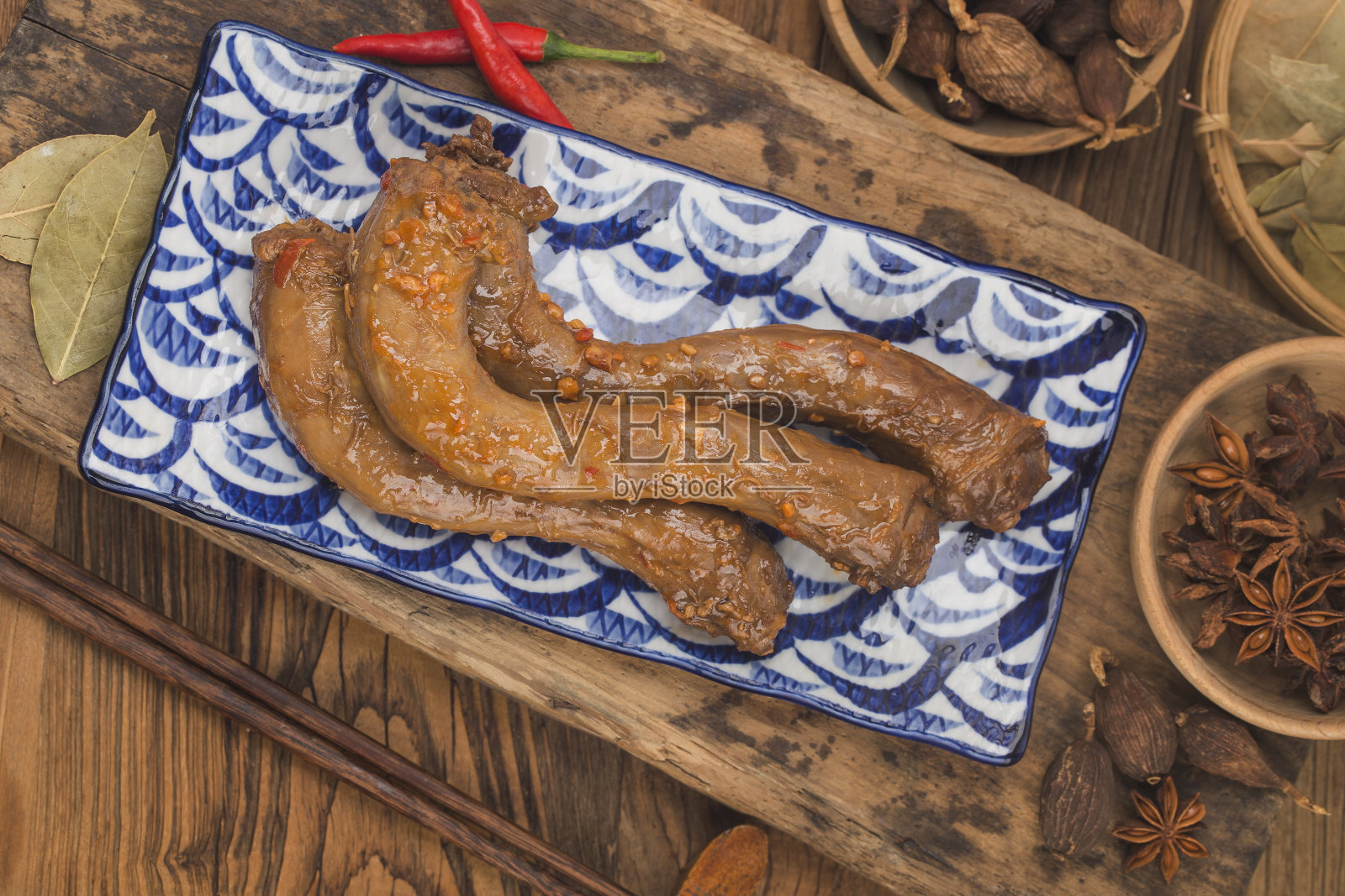 美味的五香鸭颈装盘照片摄影图片