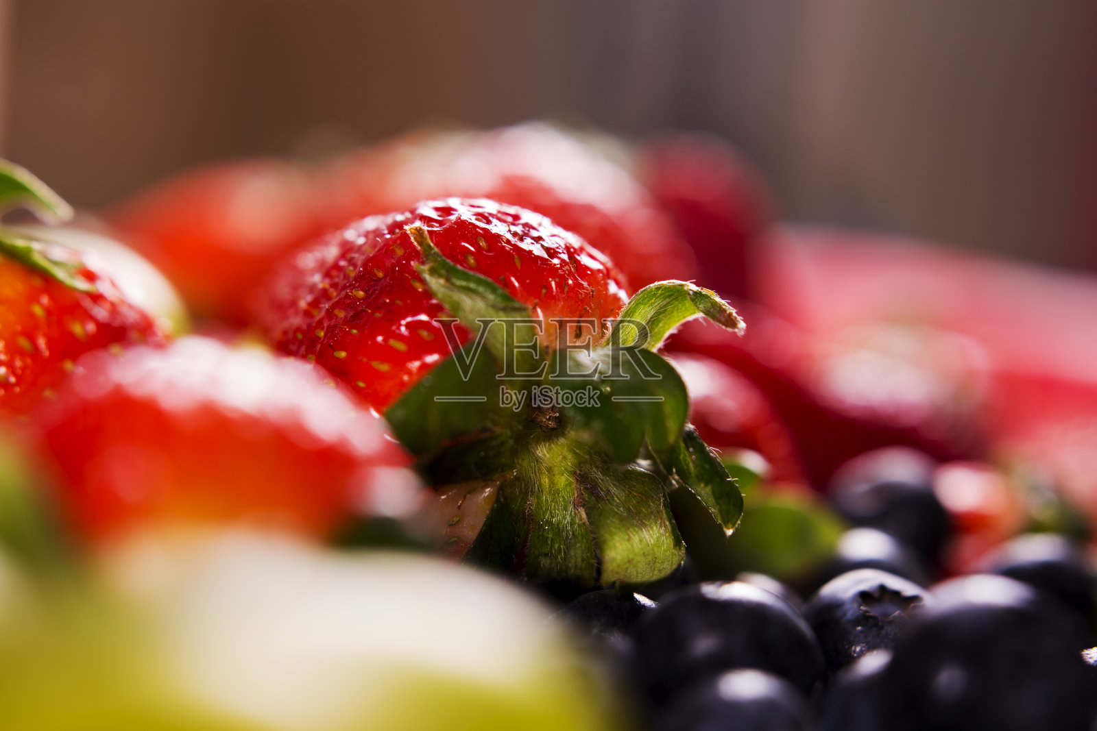 水果背景-新鲜果汁草莓，蓝莓和葡萄。照片摄影图片