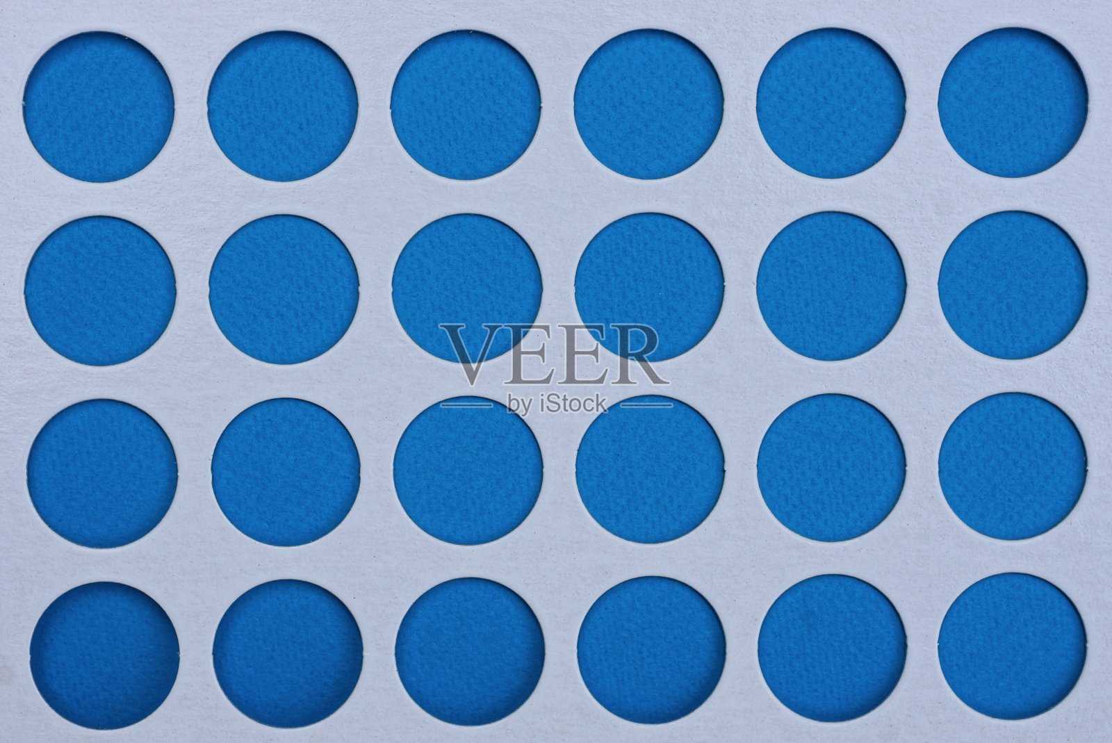 纸的纹理与行蓝色圆孔照片摄影图片