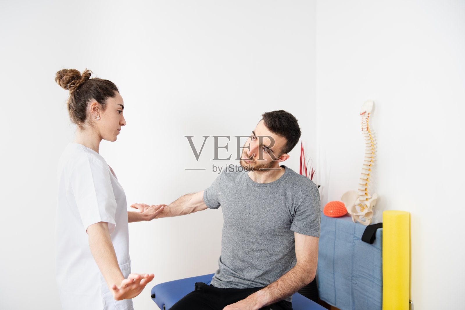 理疗医师治疗病人照片摄影图片