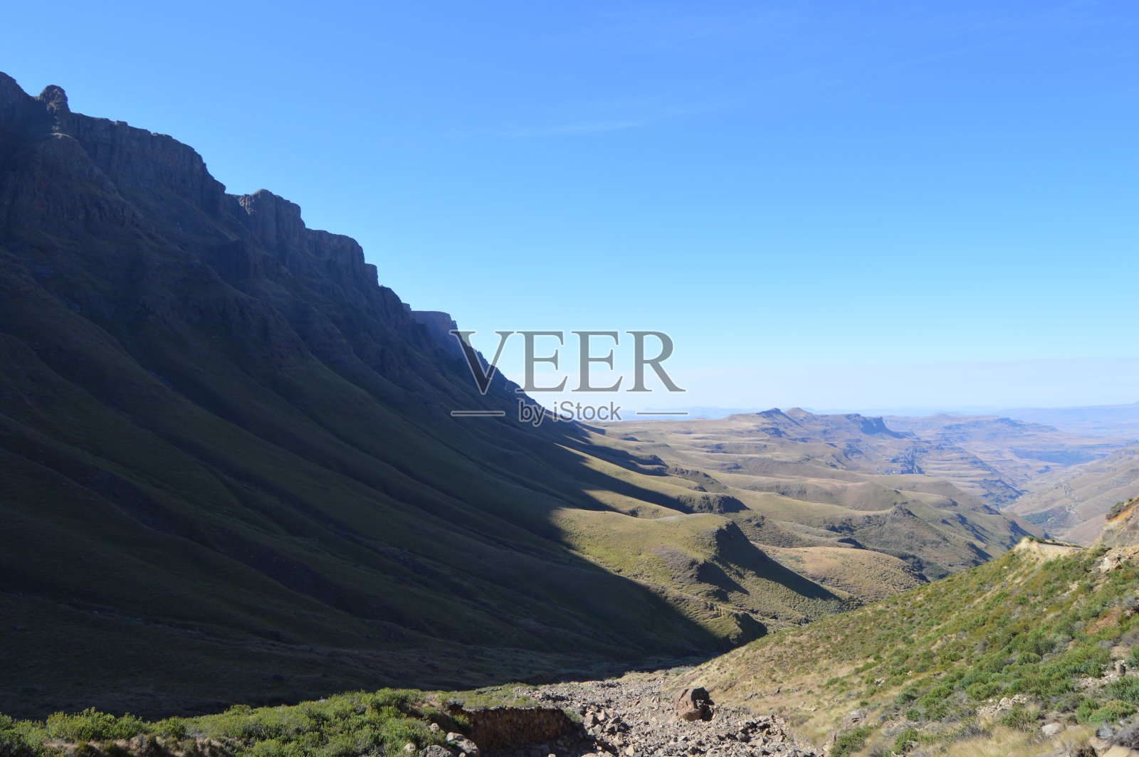萨尼的绿色植物在蓝天下通过附近的莱索托王国和南非边境附近的KZN和中部蜿蜒照片摄影图片