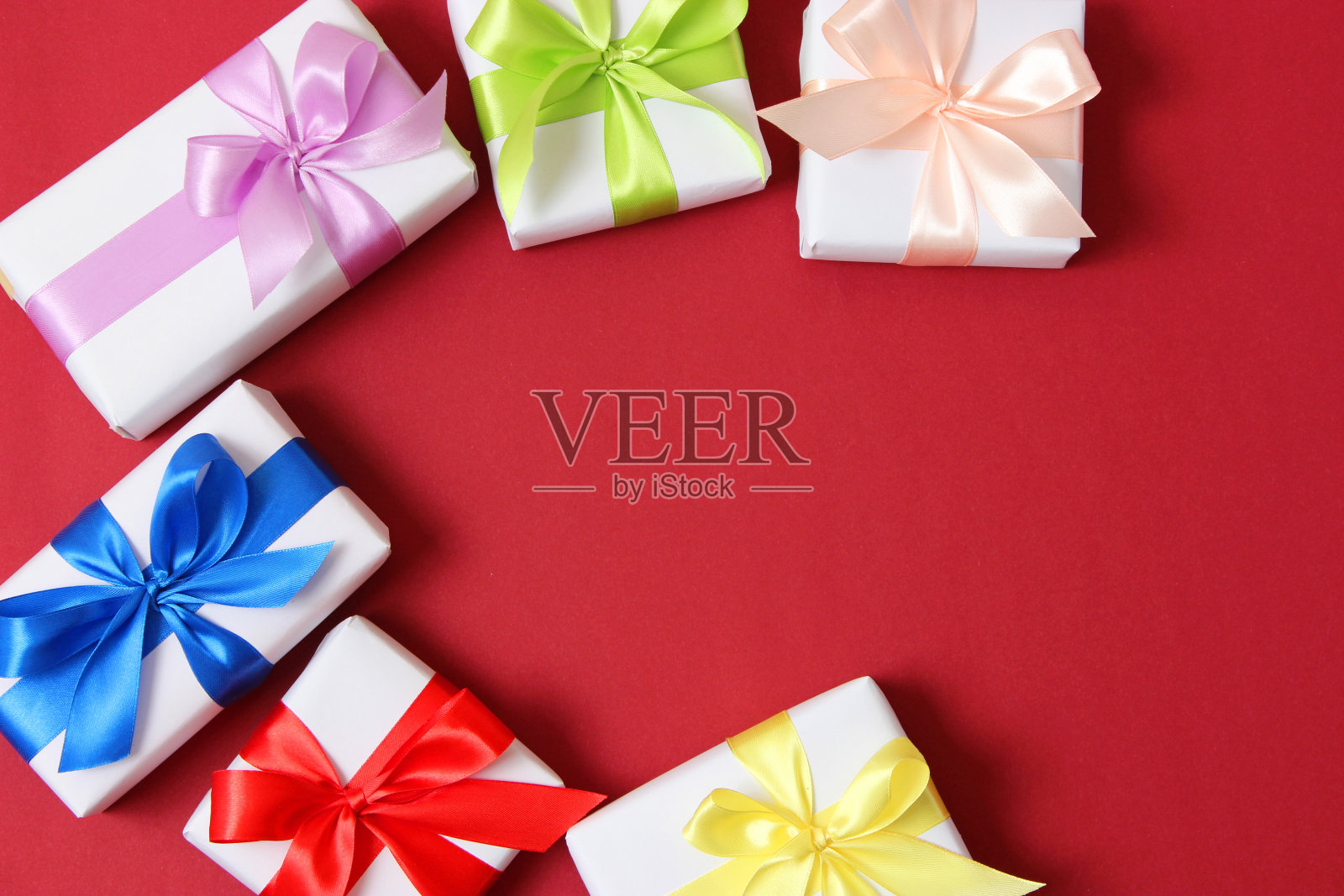 彩色背景的礼物。节日，送礼，生日。照片摄影图片