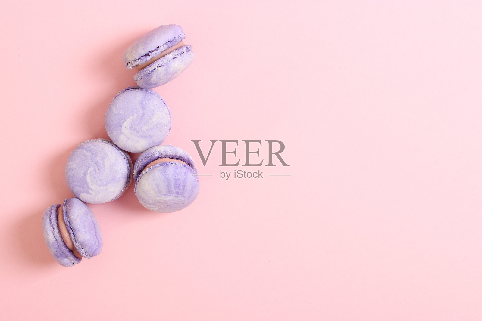 马卡龙的彩色背景俯视图。照片摄影图片